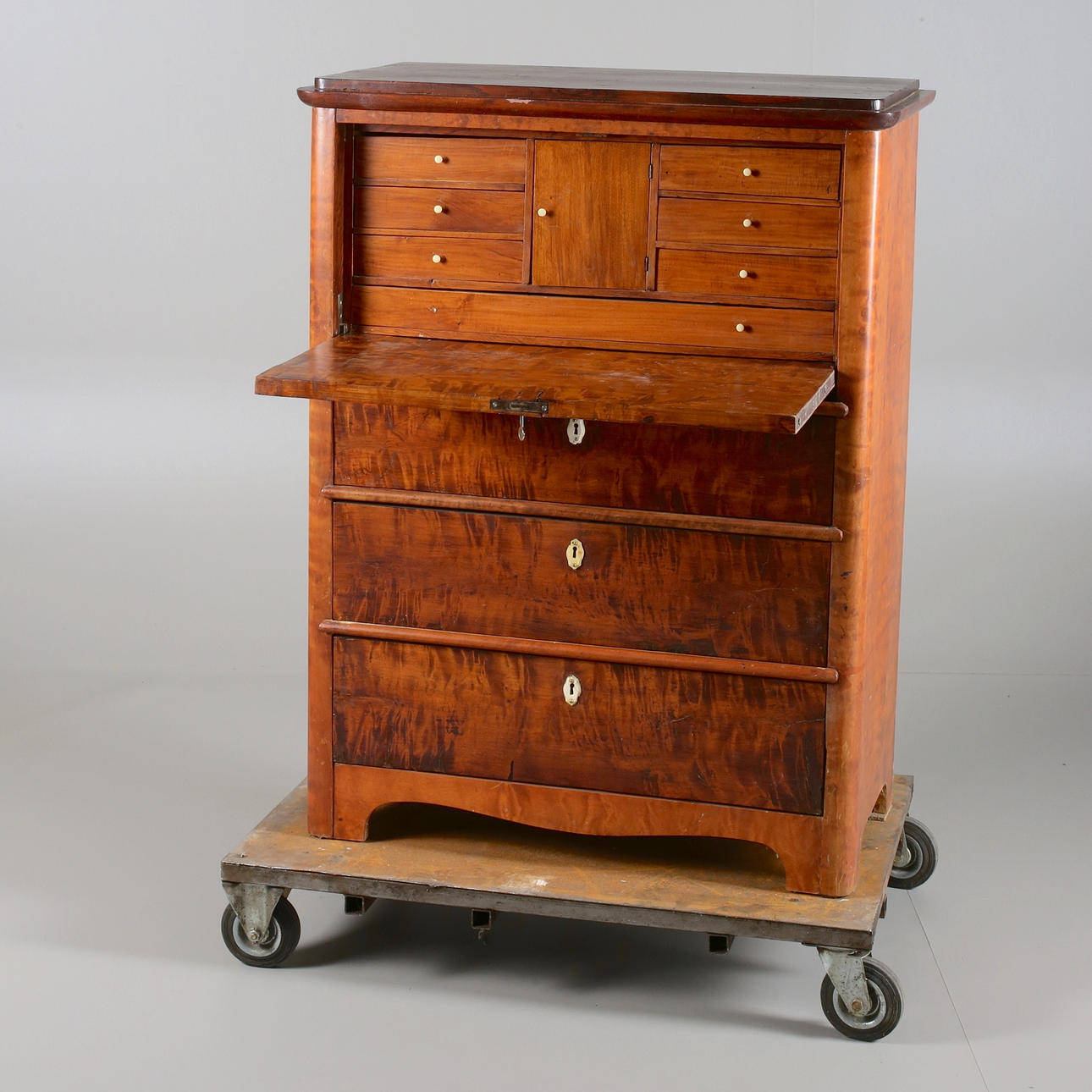 CHIFFONJÉ, betsad björk, 1800-talets slut.