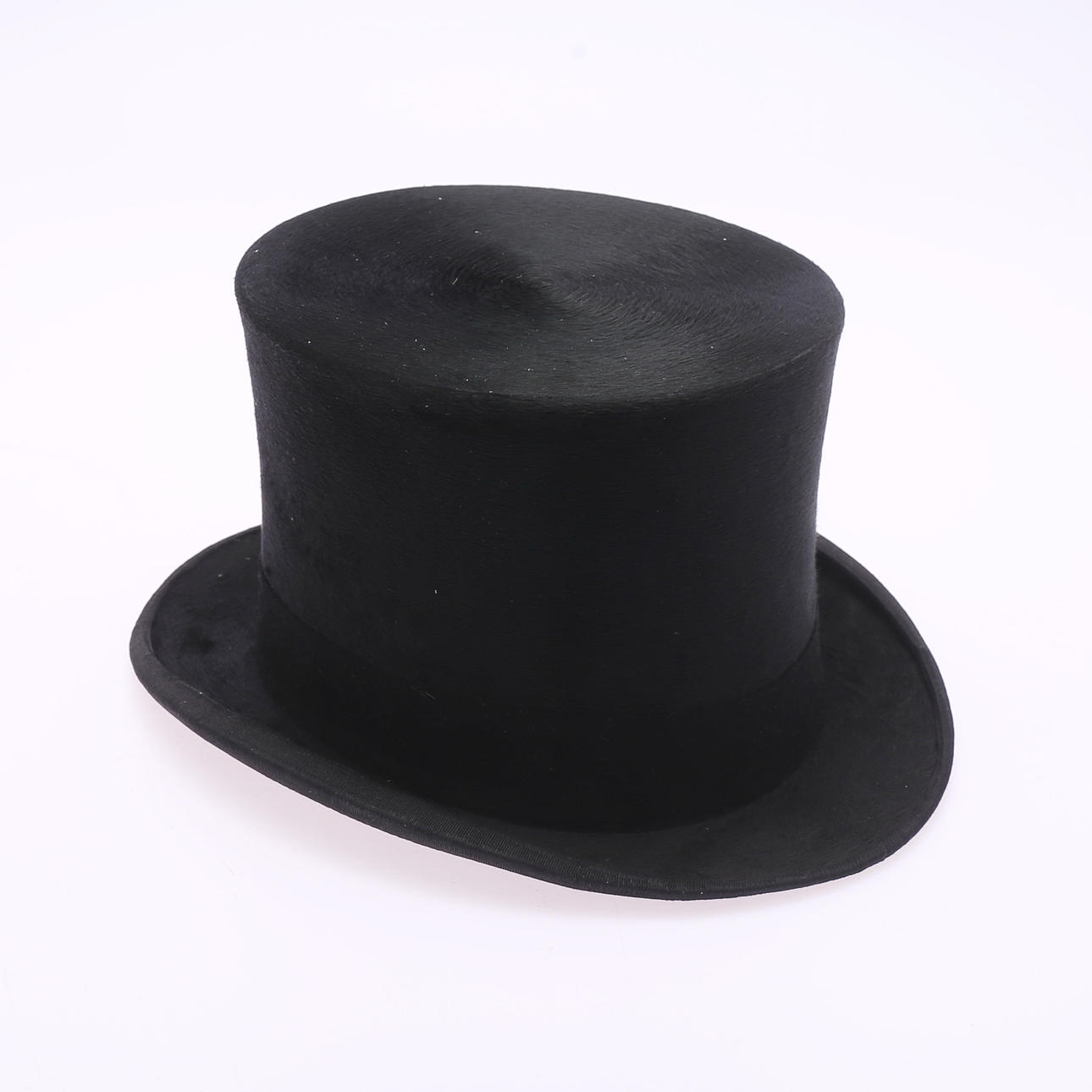 HAT TEHTÄVÄ, KORKEAN HATULLA.