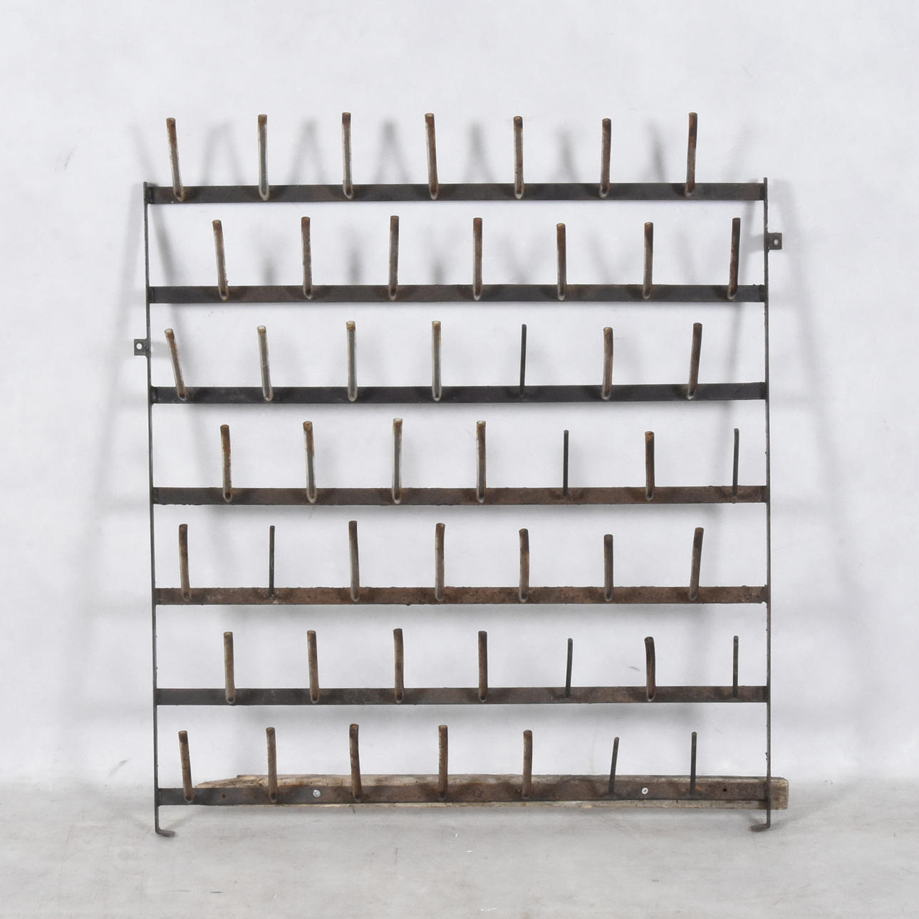 FLASKSTÄLL, smide, 1900-talets första hälft.