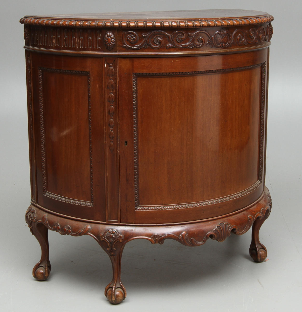 SKÅP, ball and claw fötter, mahognyfanerad, 1900-tal.