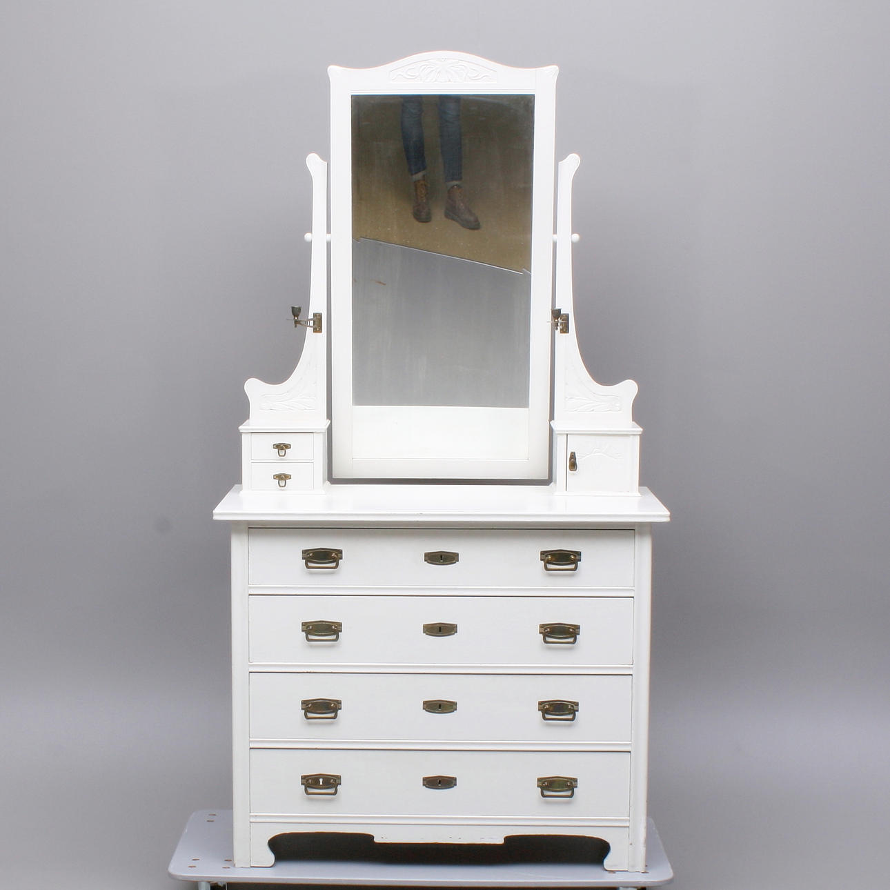SPEGELBYRÅ, jugend, vitmålad, tidigt 1900-tal.