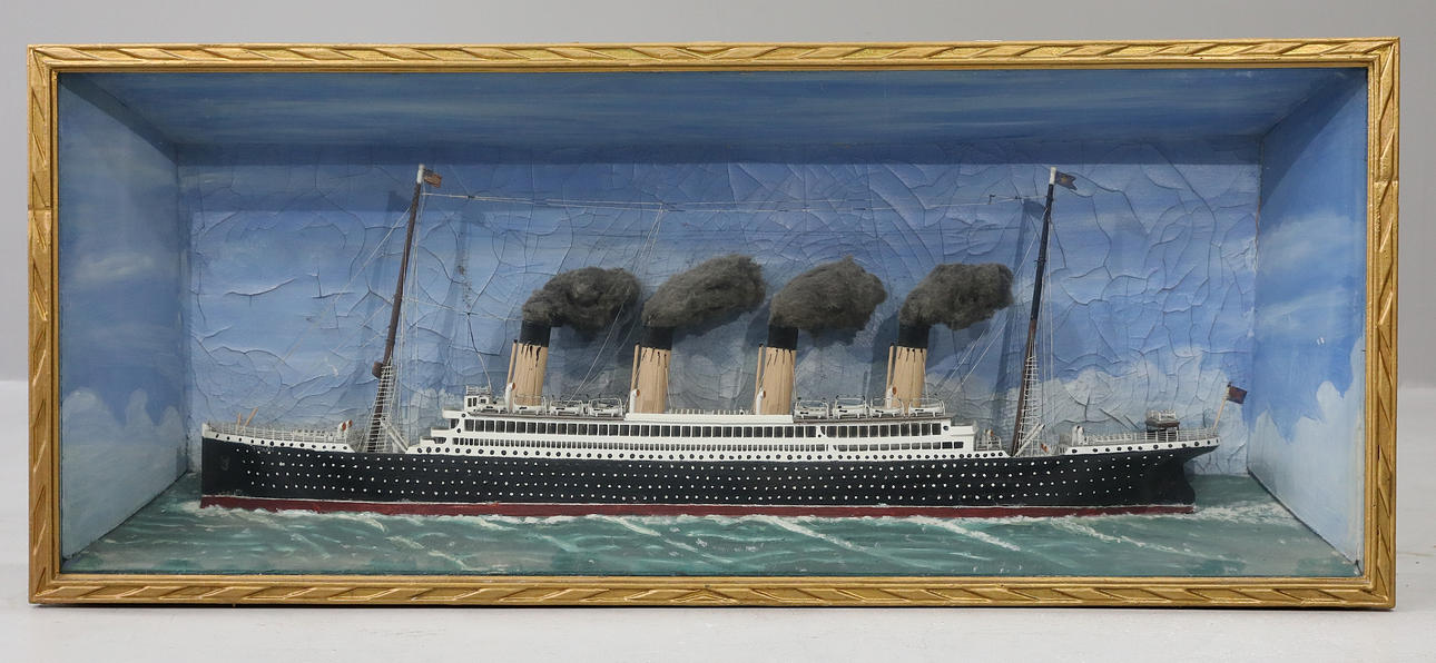 BÅTMODELL TITANIC, i glasmonter, 1900-tal.
