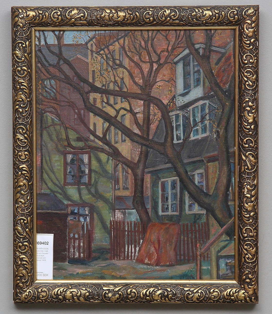 PER MÅNSSON. Gårdsmiljö med träd och fasader. Olja på duk. Signerad och daterad 1918.