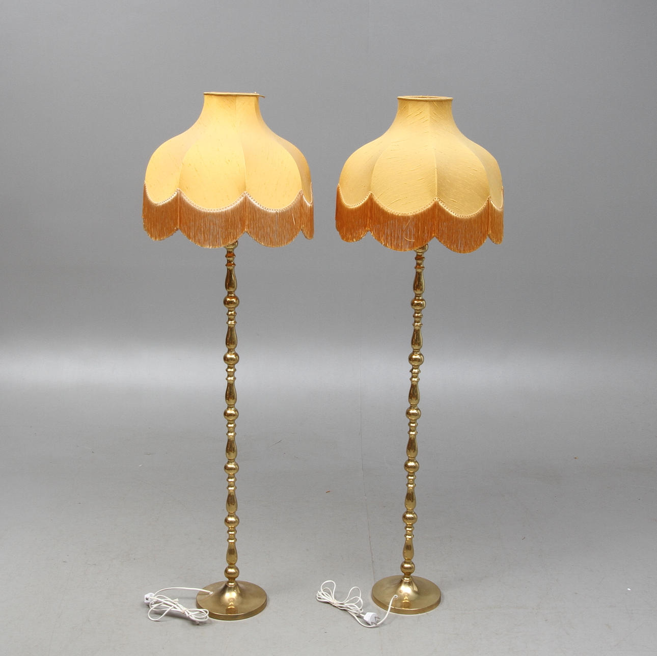 GOLVLAMPOR, ett par, 1900-talets andra hälft.