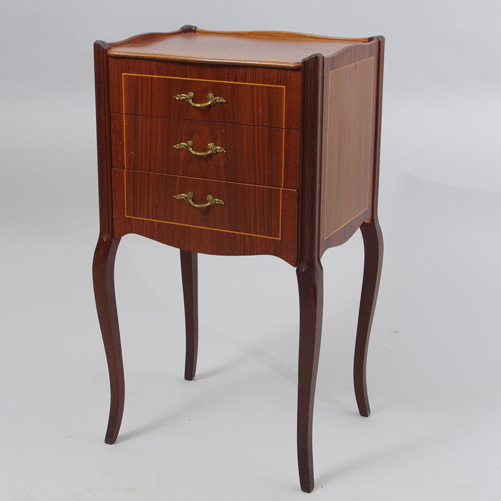 BYRÅ, 3-lådig, mahogny, rokokostil, 1900-talets första hälft.