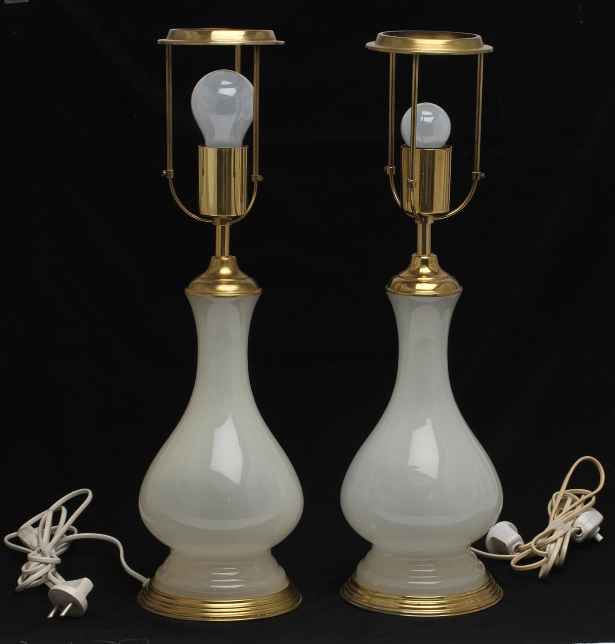 BORDSLAMPOR, ett par, glas. Firma Svenskt Tenn. Mod nr G 2583.