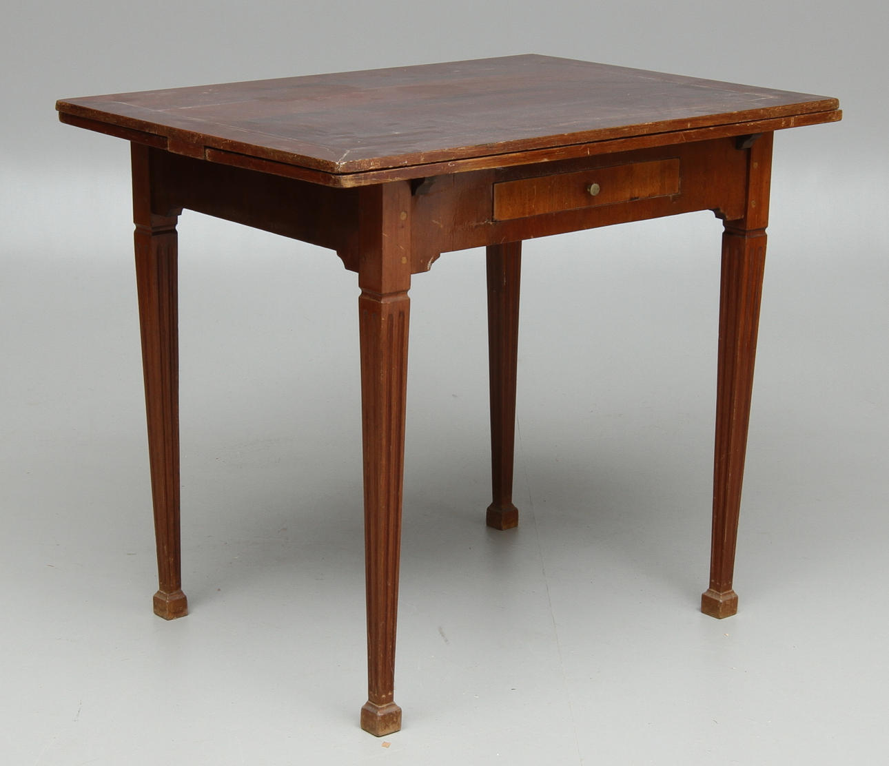 BORD, engelsk stil, med låda i sargen.