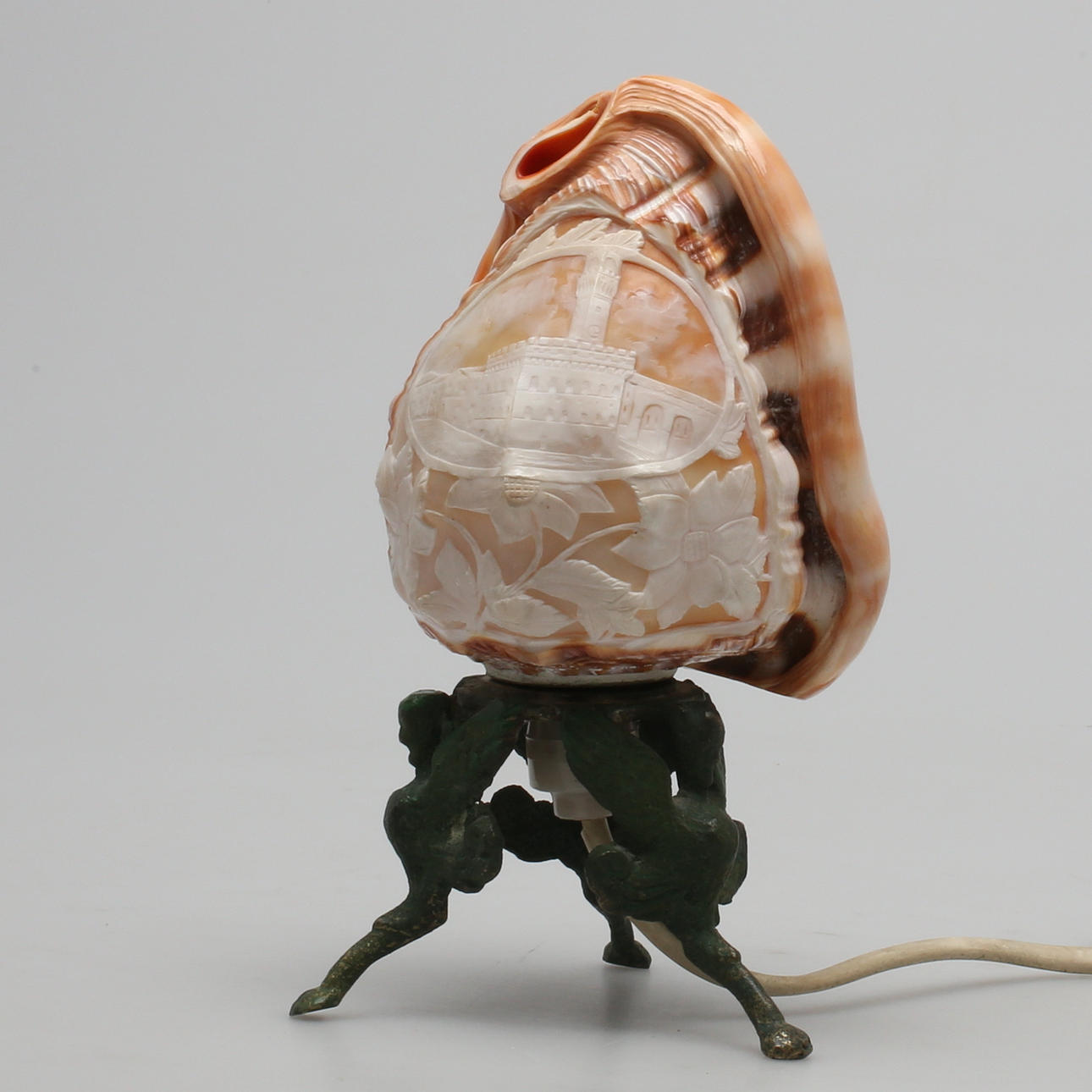 BORDSLAMPA i snäckskal på mässingsfot, 1950-tal.