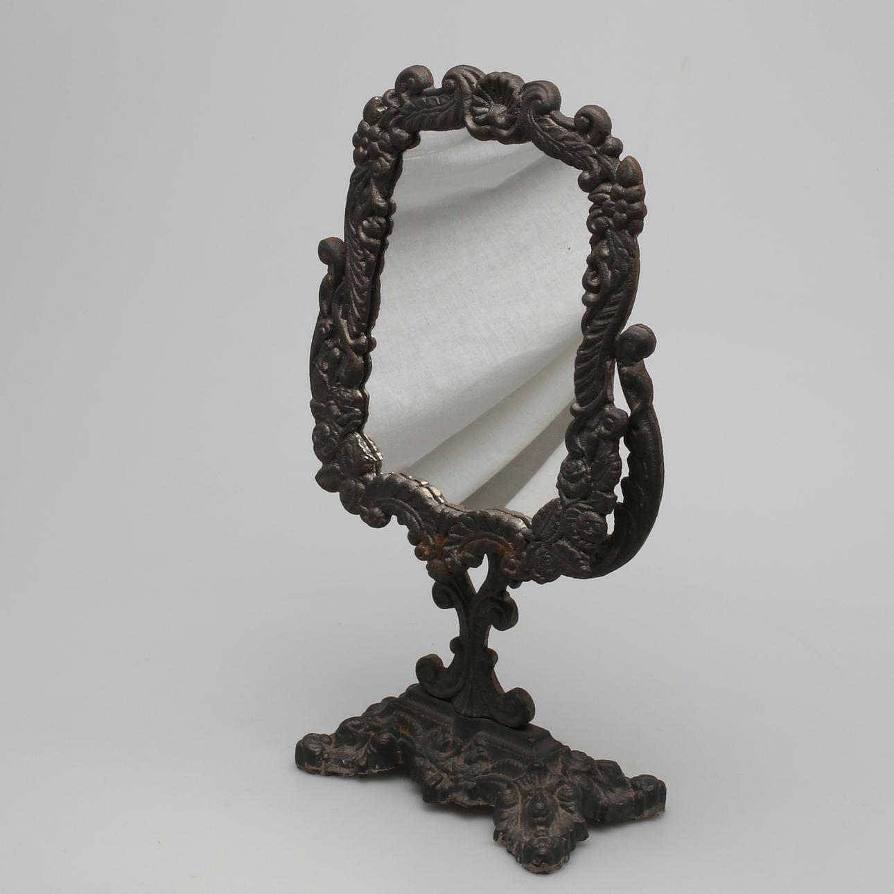 TABLE MIRROR in cast iron, early 20th century.