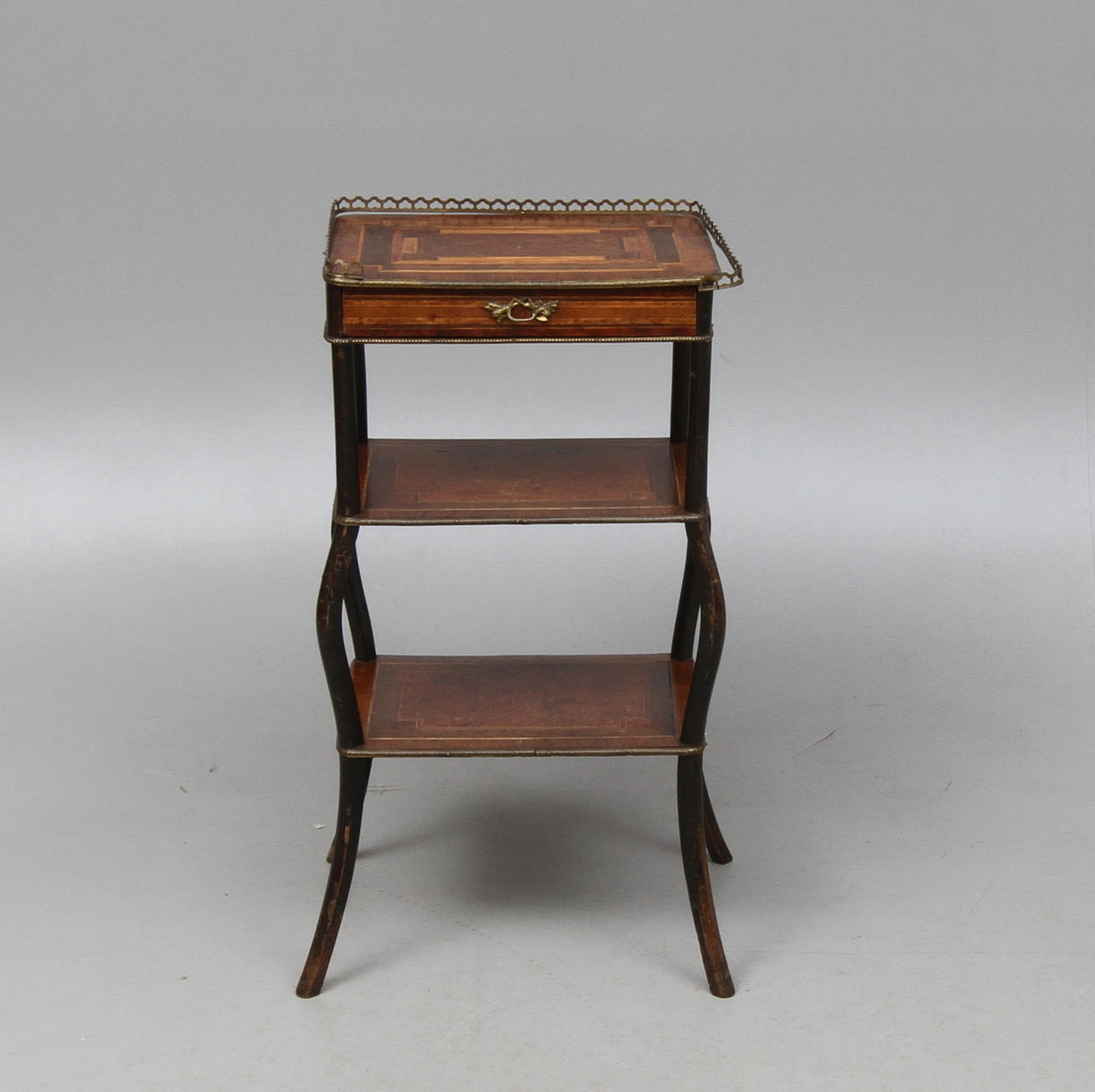 ÉTAGÈRE, med låda i sargen, 1900-tal.