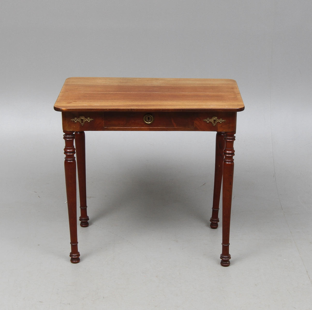 BORD, med låda sargen.