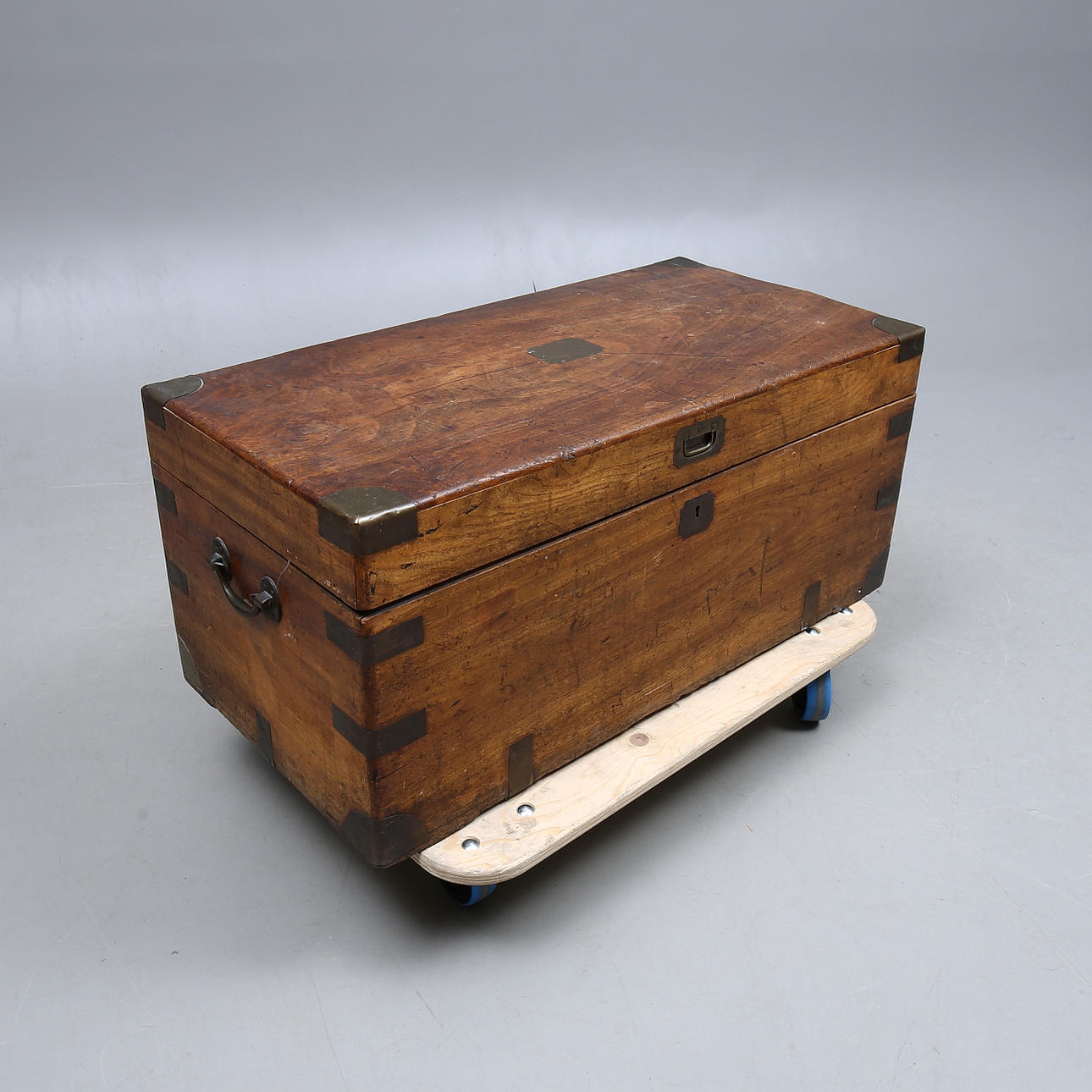 KAMFERKIST, med messingbeslag, 1900-tallet.