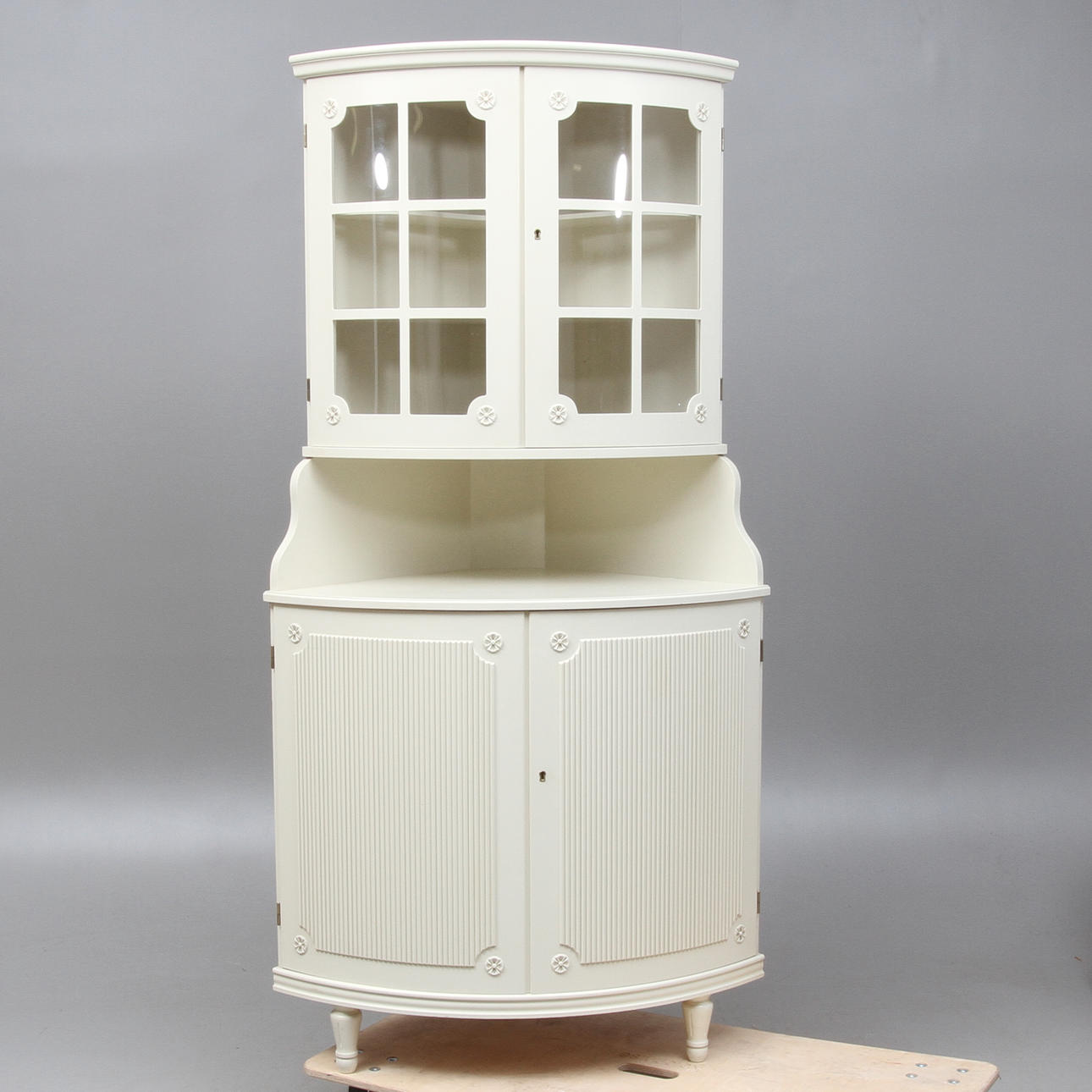 HÖRNSKÅP, gustaviansk stil, 1900/2000-tal.