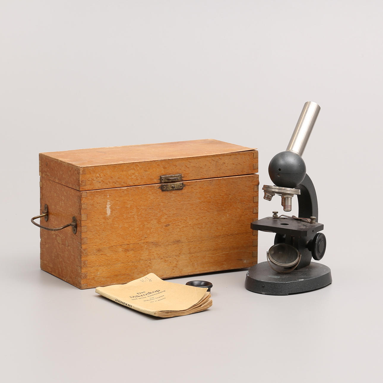 MICROSCOPIO con caja, Enuro Alemania.