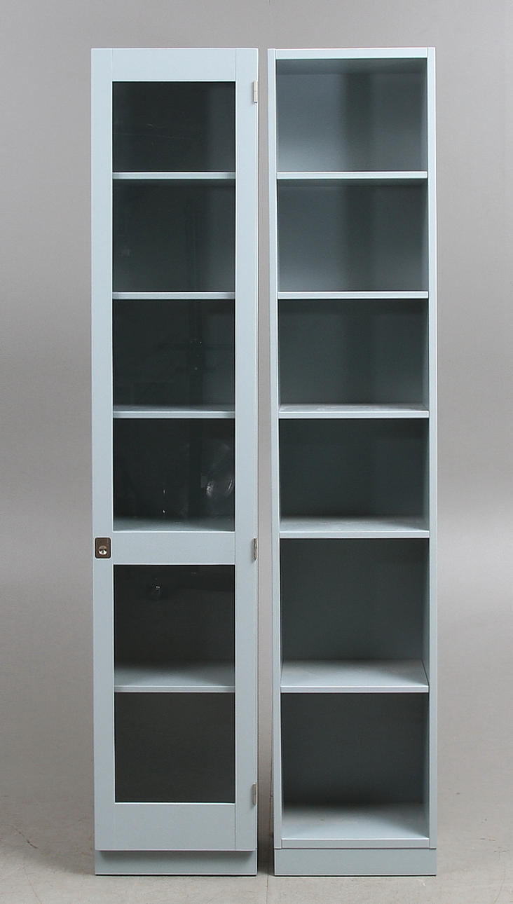 VITRINSKÅP samt HYLLA, firma Karl Andersson, Jönköping, 1900/2000-tal.