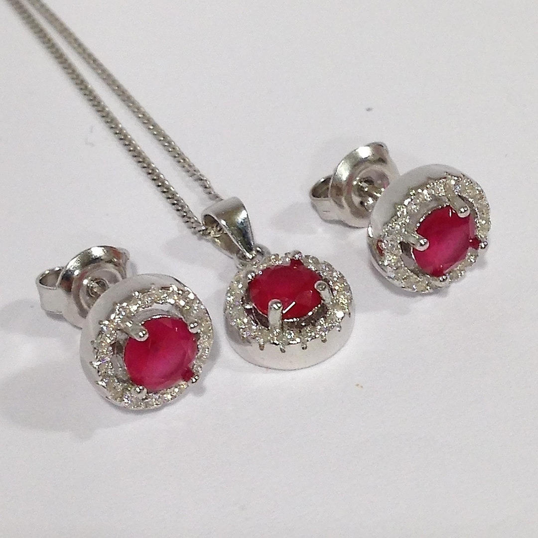 RØD HALSKÆDE OG ØRERINGE SÆT.