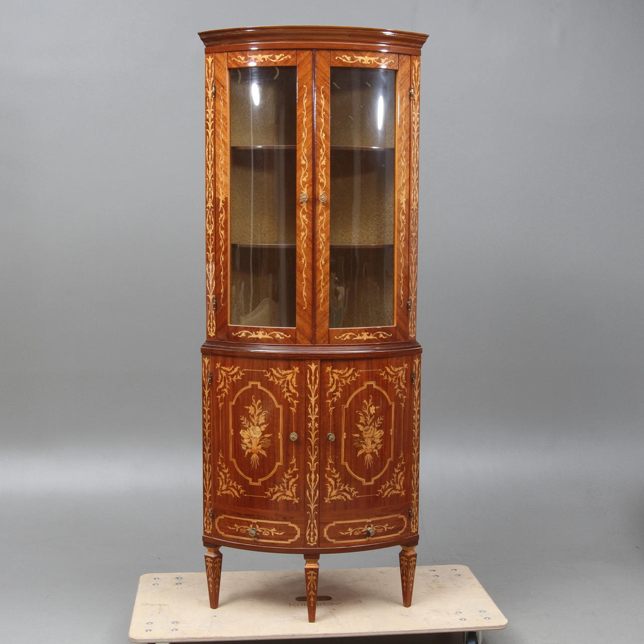 HÖRNVITRINSKÅP, 1900/2000-tal.