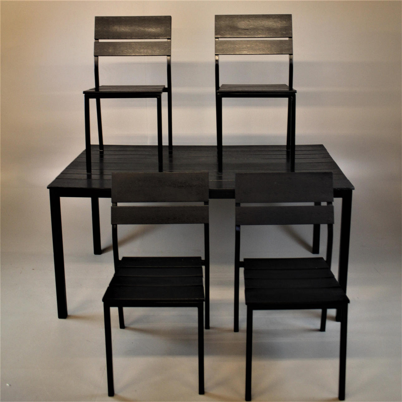 TABLE with 4 chairs "aintwood".