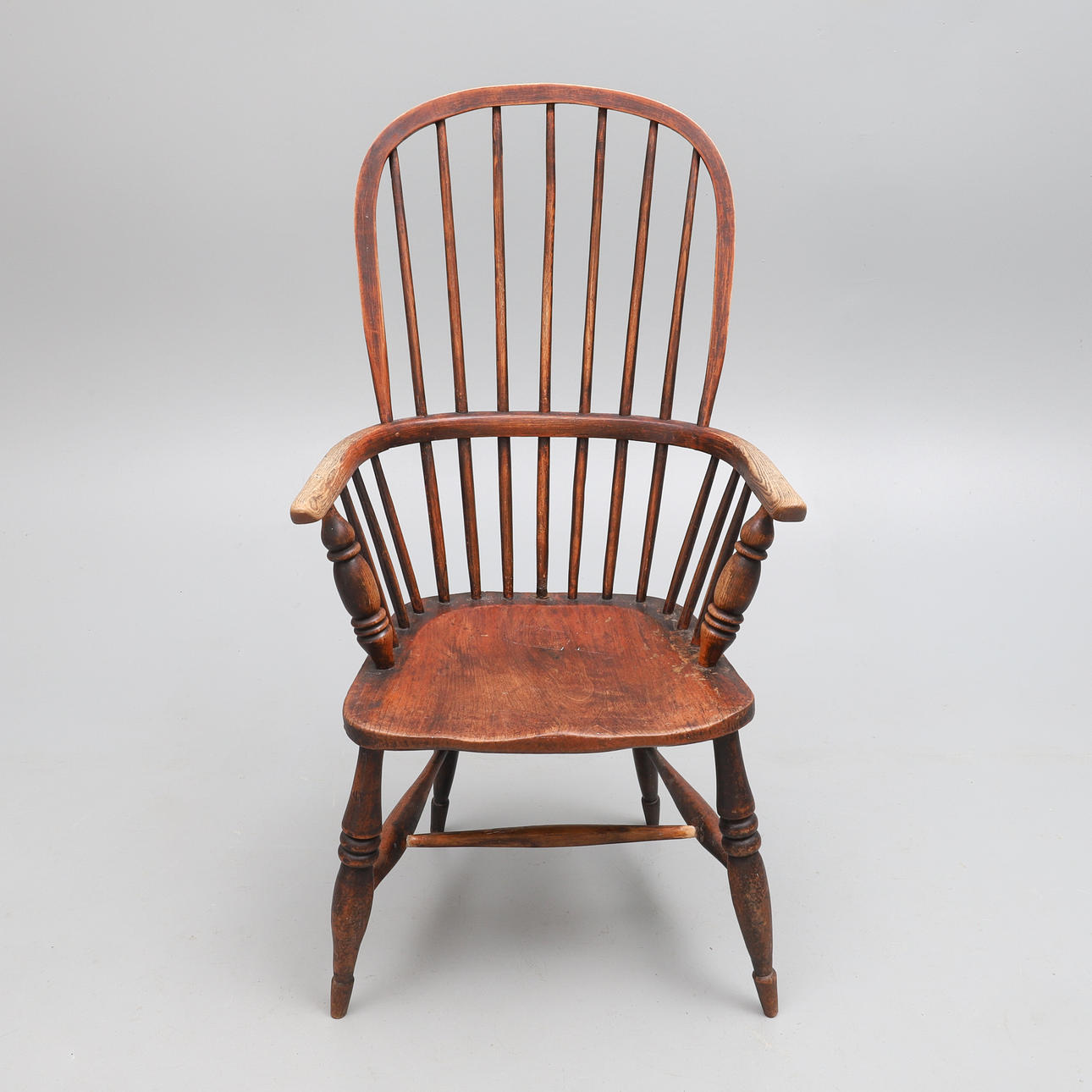 UNA SILLA WINDSOR CODO DE FRESNO Y OLMO.