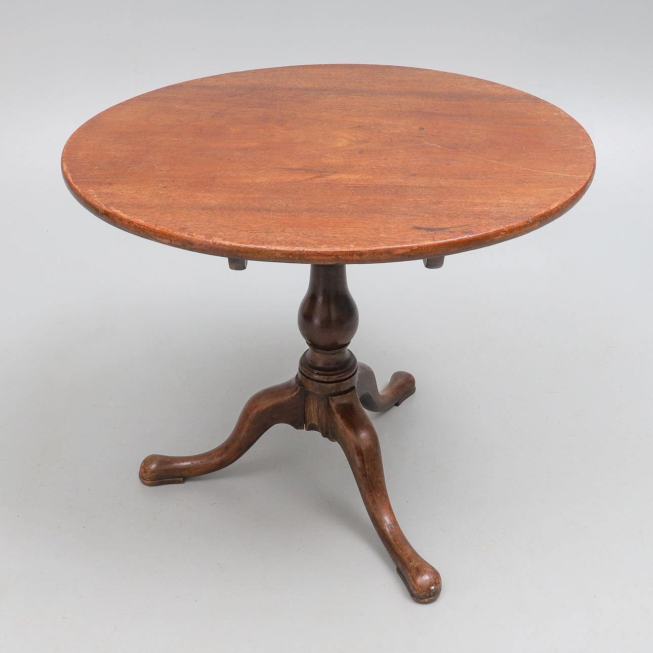 A GEORGE III STYLE MAHOGANY TEA TABLE.