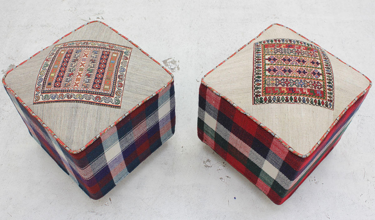 PALLAR, 2 st, klädda i kelimtyg.
