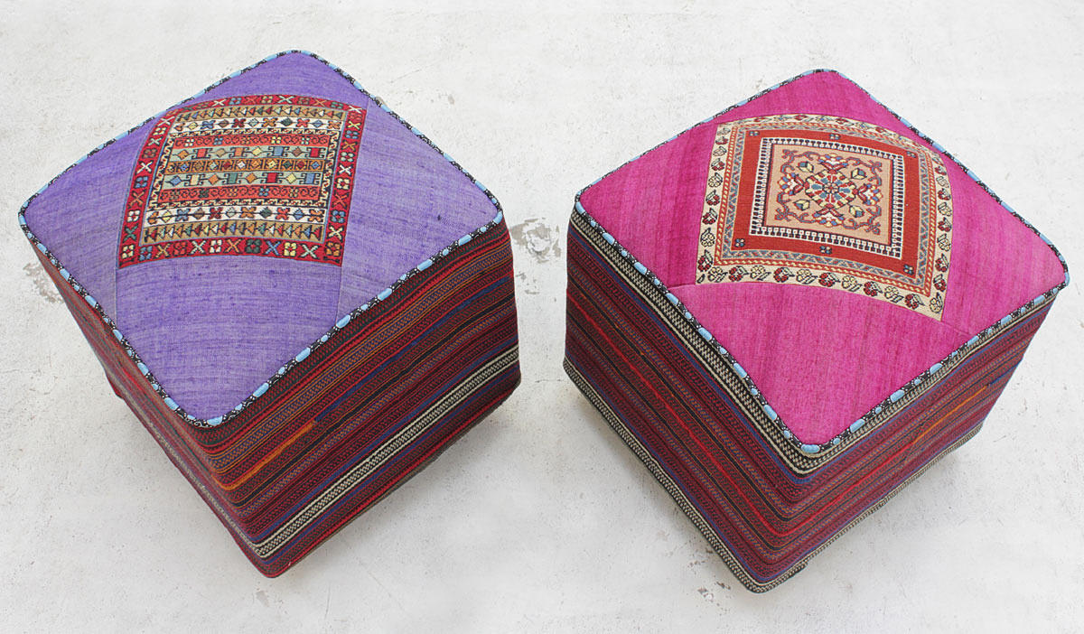 PALLAR, 2 st, klädda i kelimtyg.