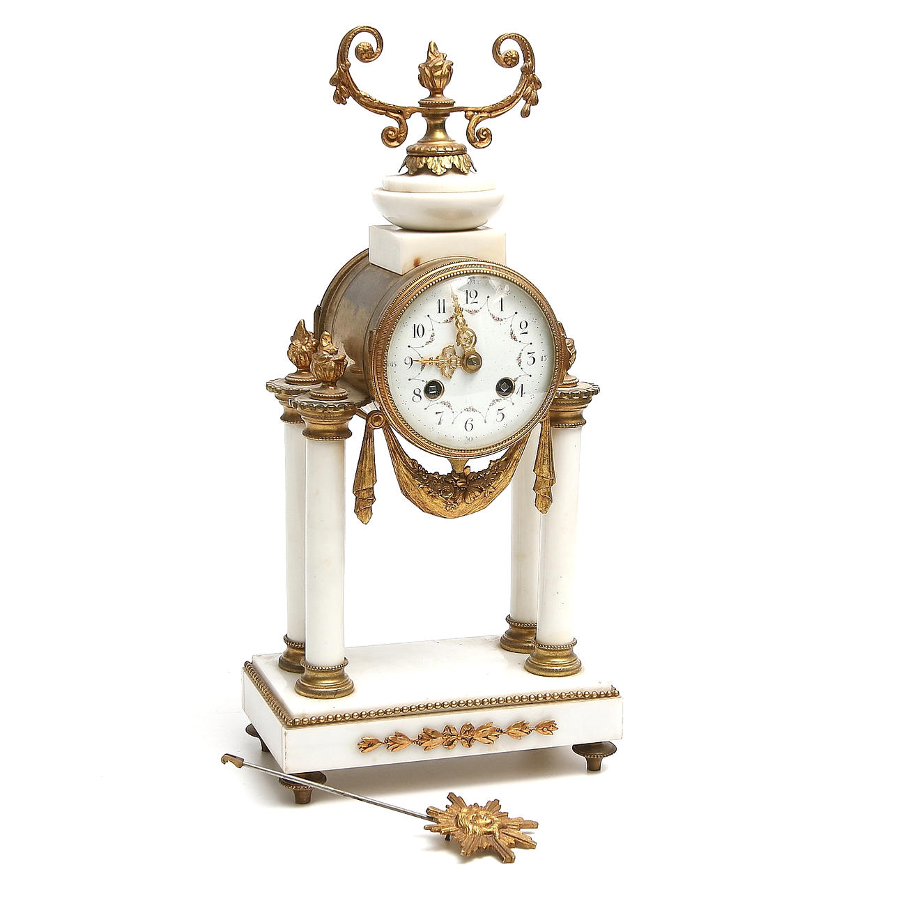 BORDSPENDYL, Louis XVI-stil, C.H. Paris. 1900-talets första hälft.