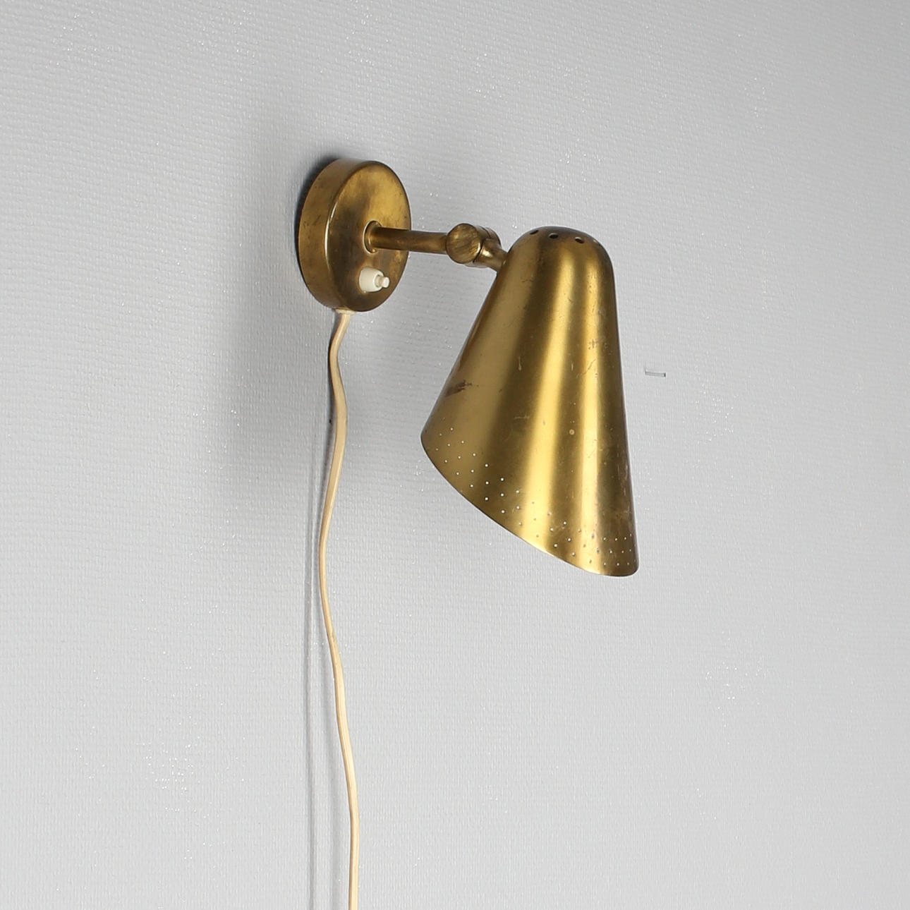 VÄGGLAMPA i mässing 1950-tal.
