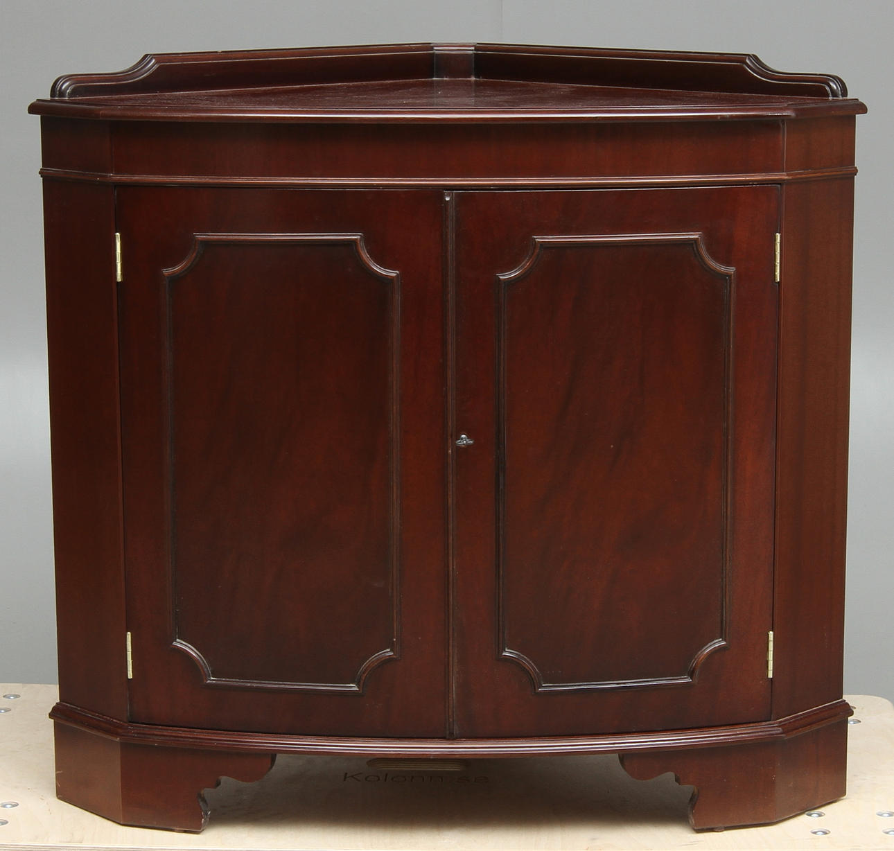 HÖRNSKÅP, Engelsk stil, 1900- talets slut.