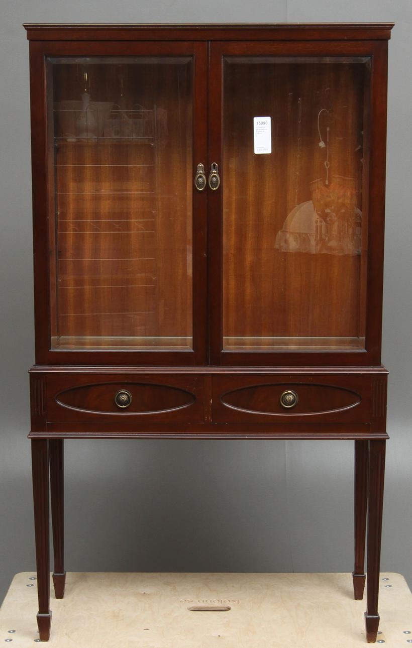 VITRINSKÅP på benställning, Engelsk stil, 1900-tal.