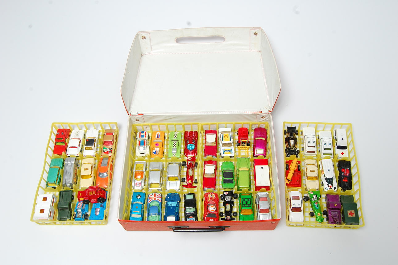 MODELLBILAR, i väska.