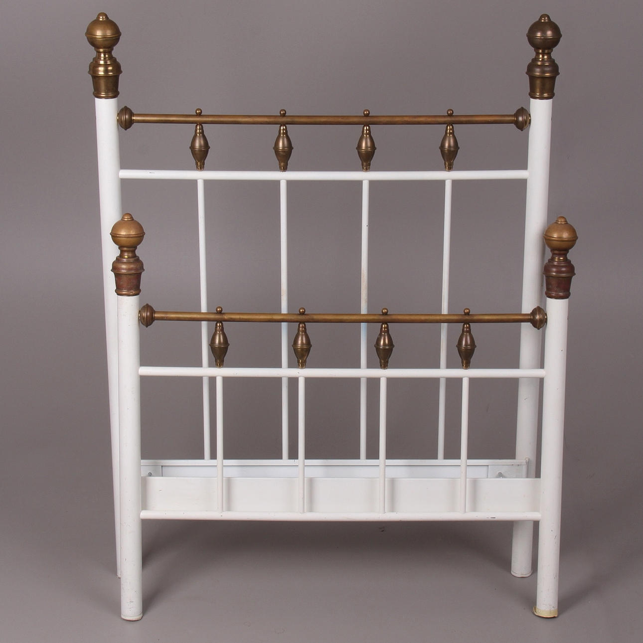 SÄNGGAVLAR, ett par, järn, 1900-tal.