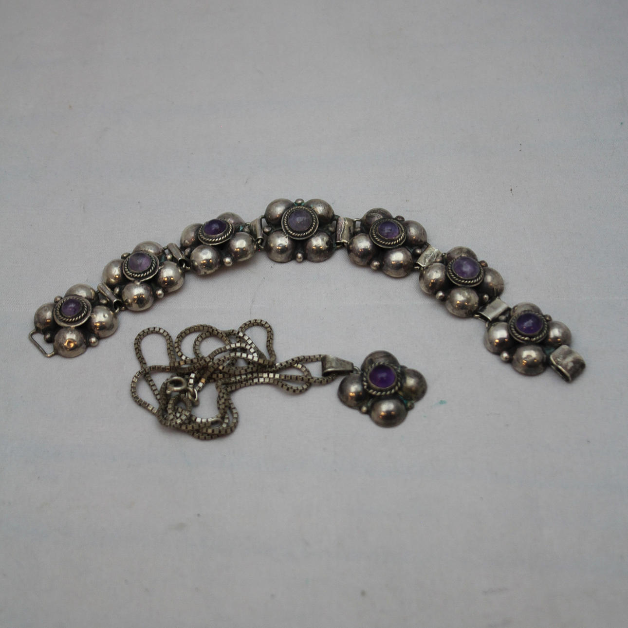 ARMBAND SAMT HALSBAND MED BERLOCK silver.