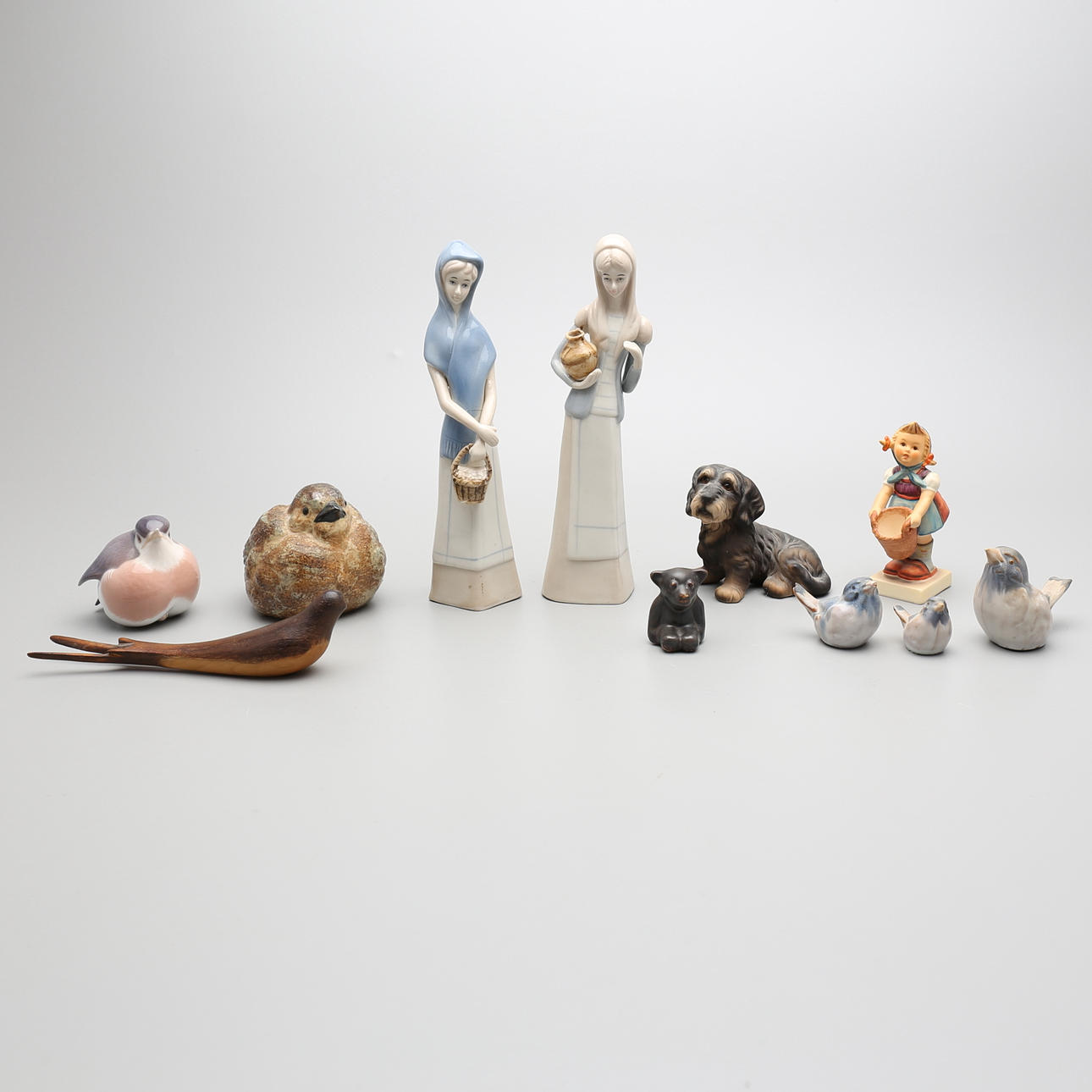 FIGURINER (11), keramik, trä, Royal Copenhagen, Goebel, Lauritz Hjorth m.m.