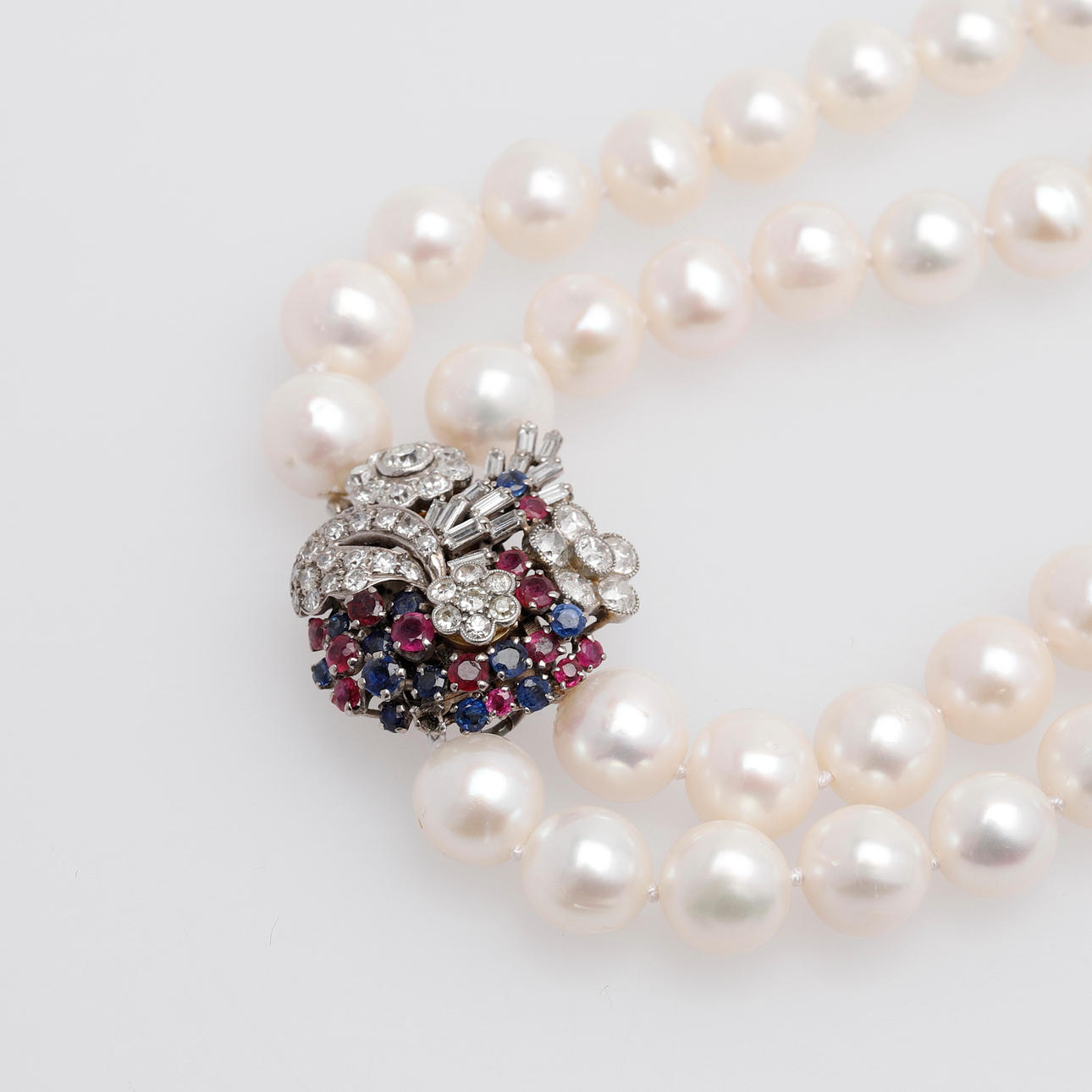 PÄRLCOLLIER MED JUVELLÅS.