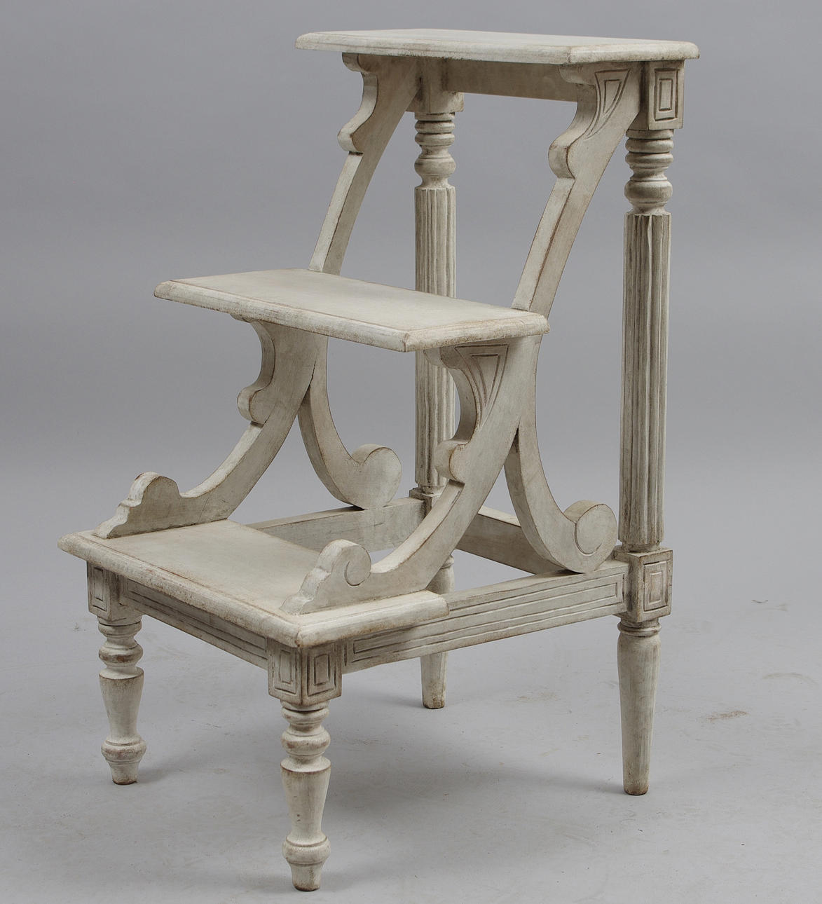 BIBLIOTEKSTRAPPA, viktoriansk stil, vitmålad, samtida.