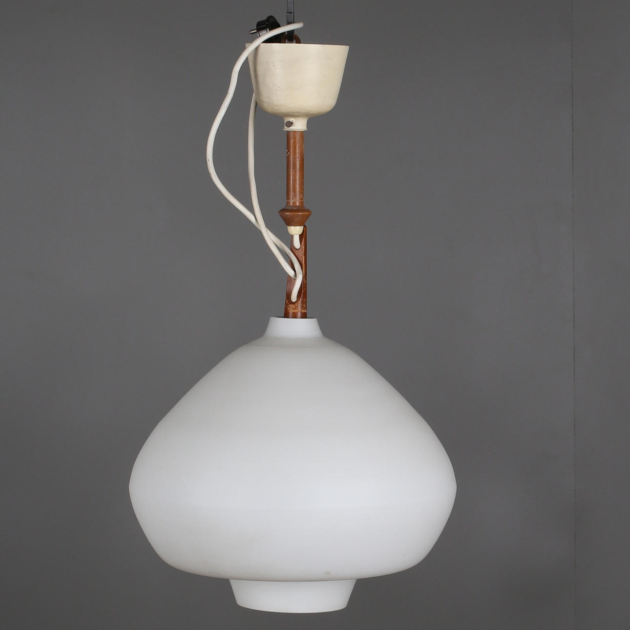 TAKLAMPA i matt opalinglas. Design Hans Agne Jacobson.