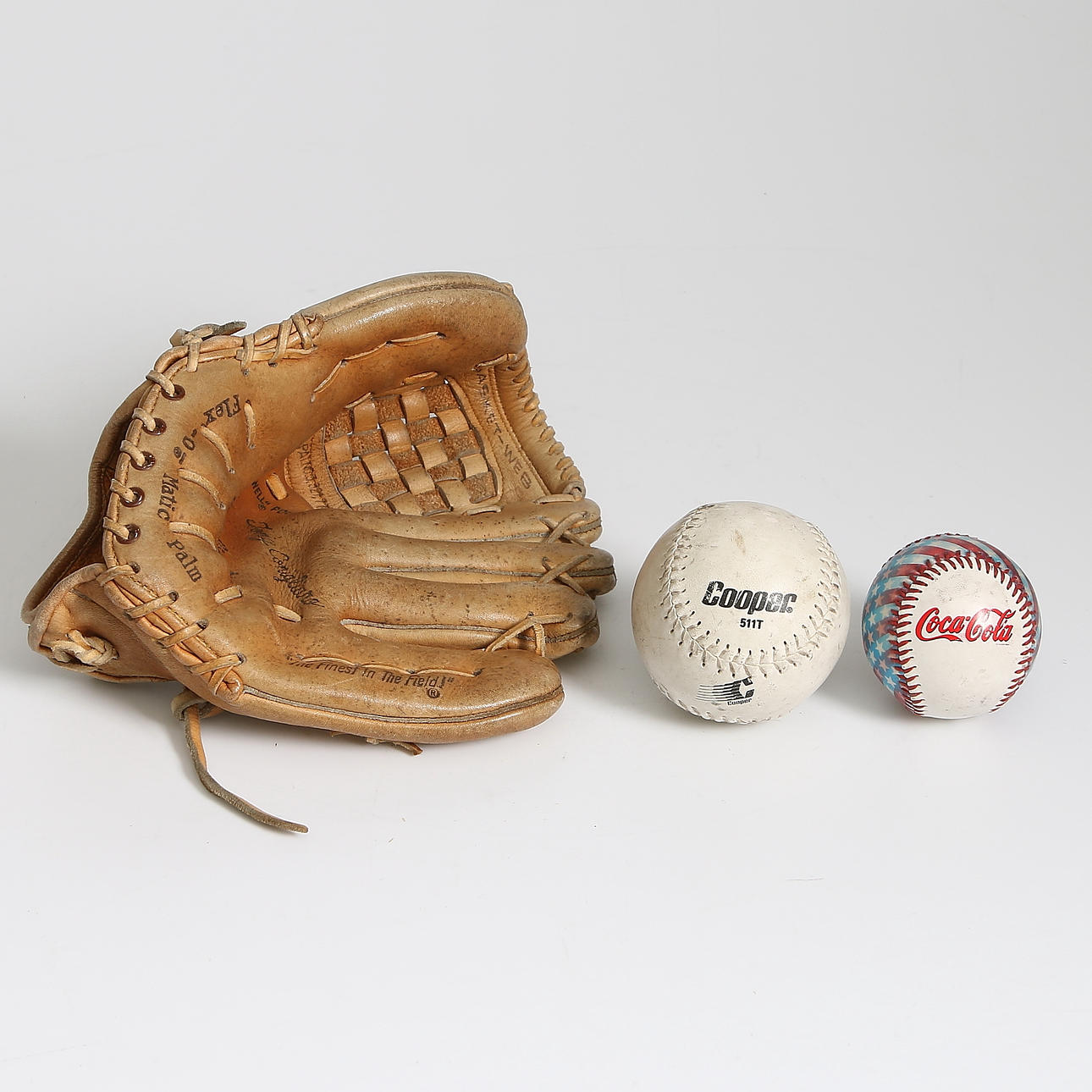 BASEBALLHANDSKE samt 2 BOLLAR, Rawlings, Tony Conigliano., Japan. 1900-talets andra hälft.