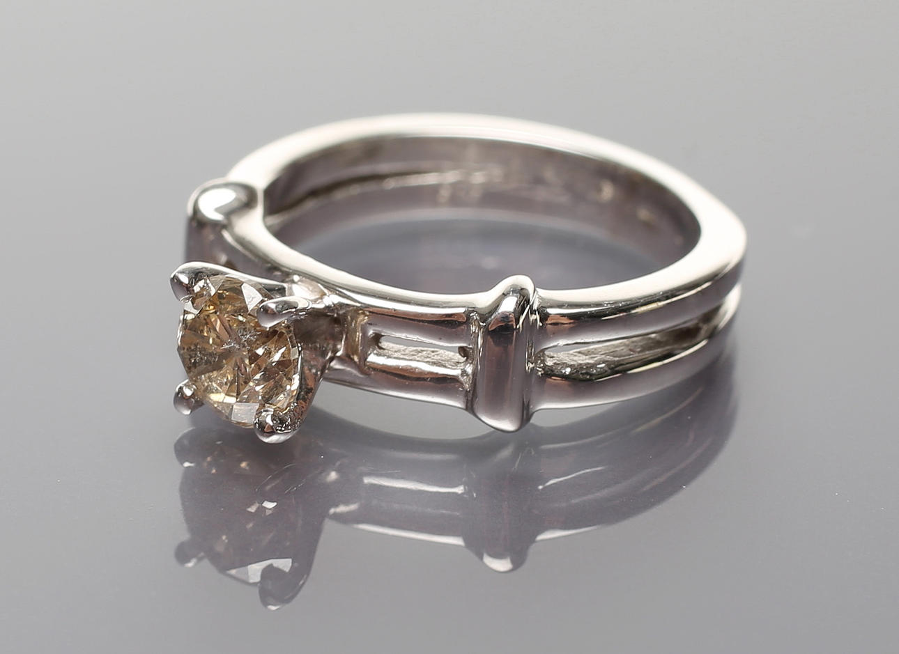 DIAMANT SOLITAIRE RING.