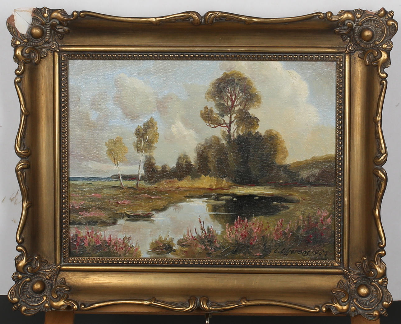 OIDENTIFIERAD KONSTNÄR. Insjölandskap. Olja på duk Signerad L Liljeroos och daterad 1953.