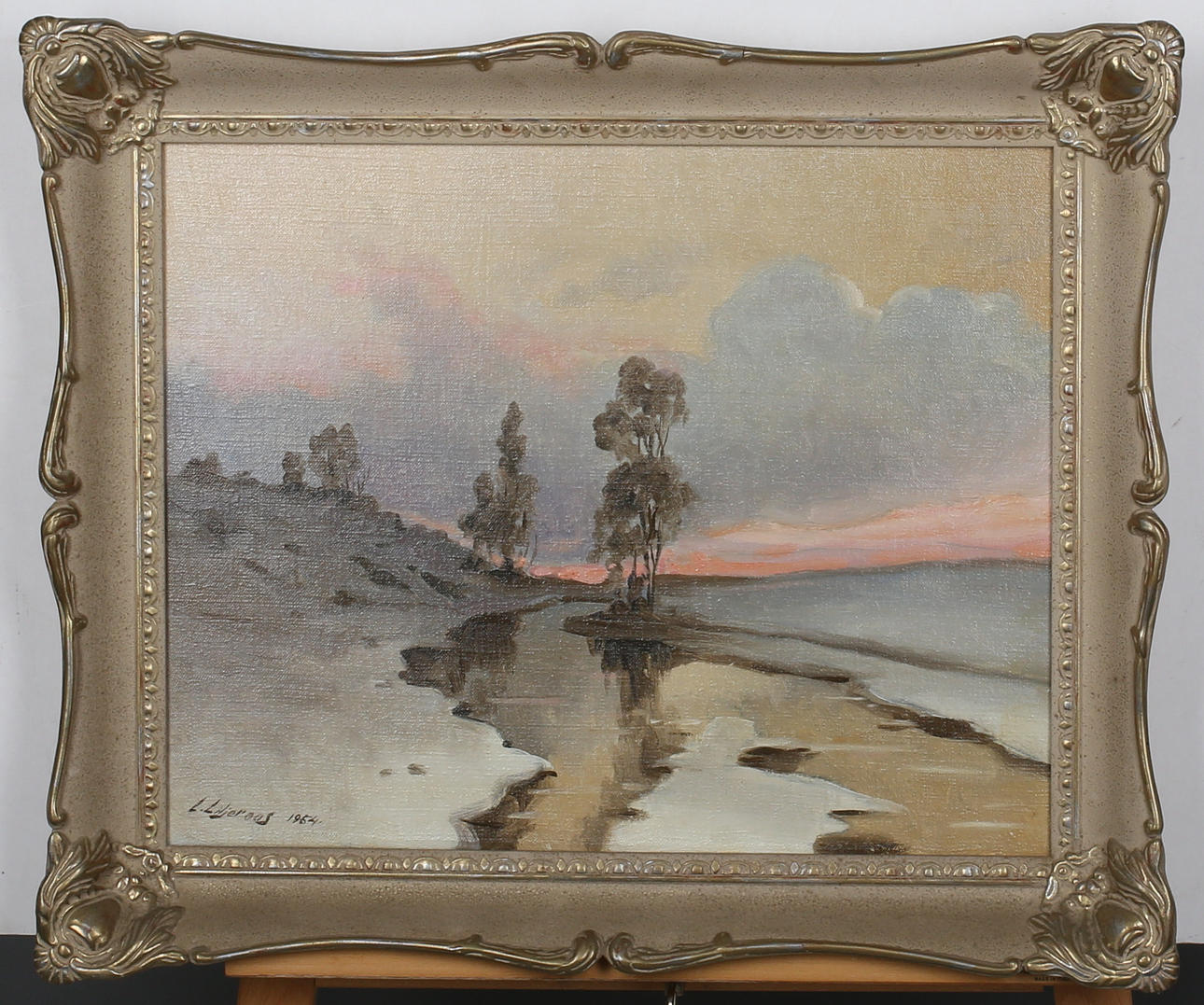 OIDENTIFIERAD KONSTNÄR. Landskap. Olja på duk. Signerad L Liljeroos och daterad 1954.