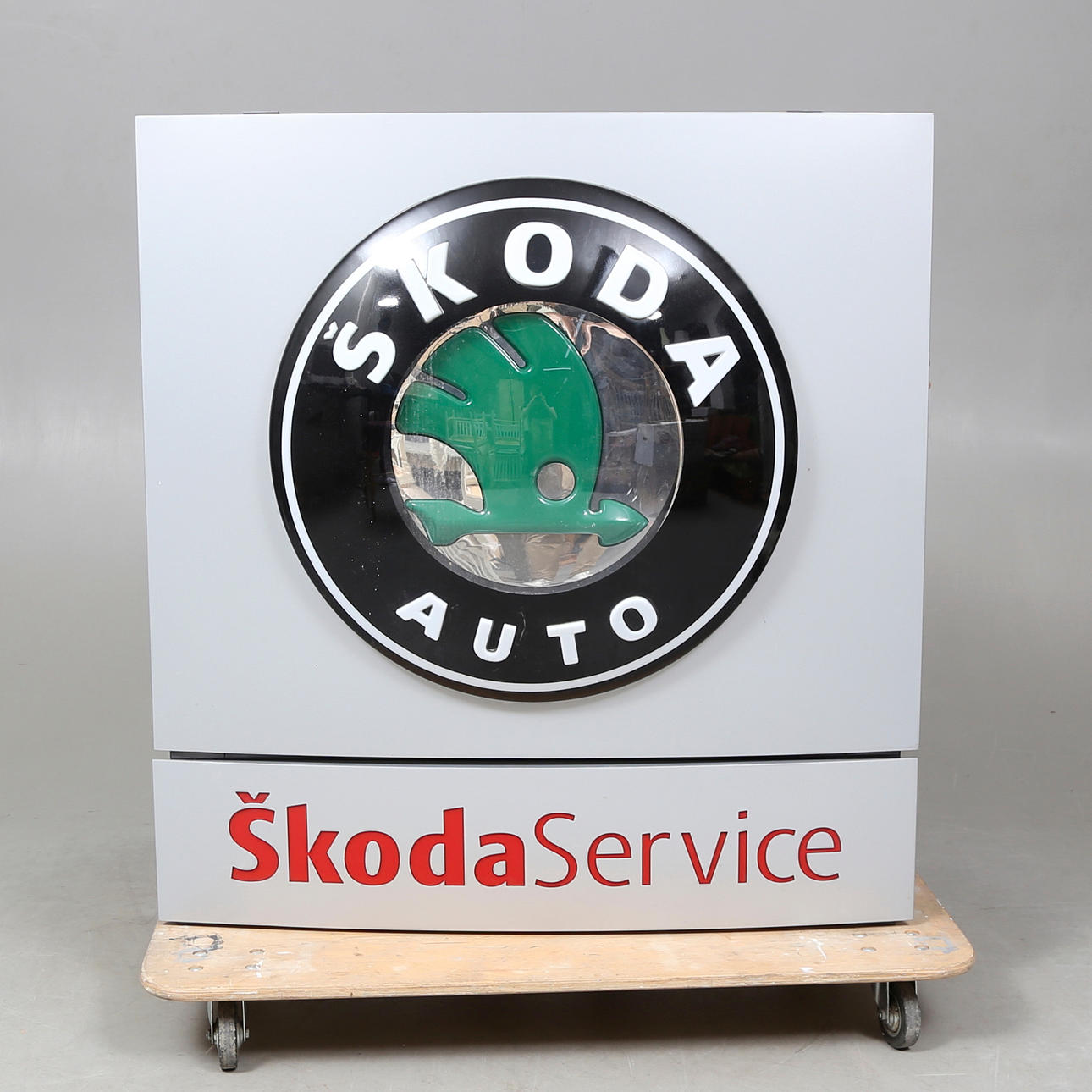 MAINOSkyltti valaistulla, Skoda.