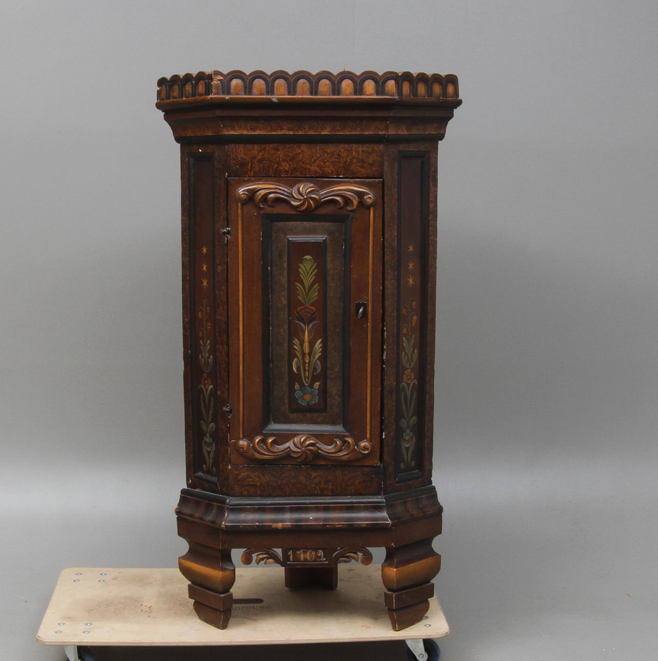 HÖRNSKÅP, allmoge, 17/1800-tal.