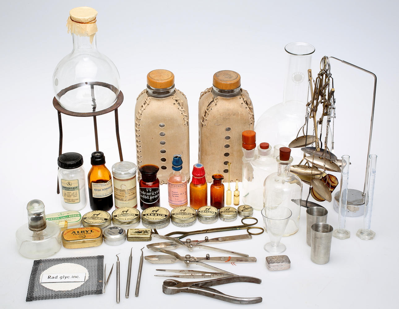 MEDICINUTRUSTNING, Diverse föremål bl a vågar i silver.