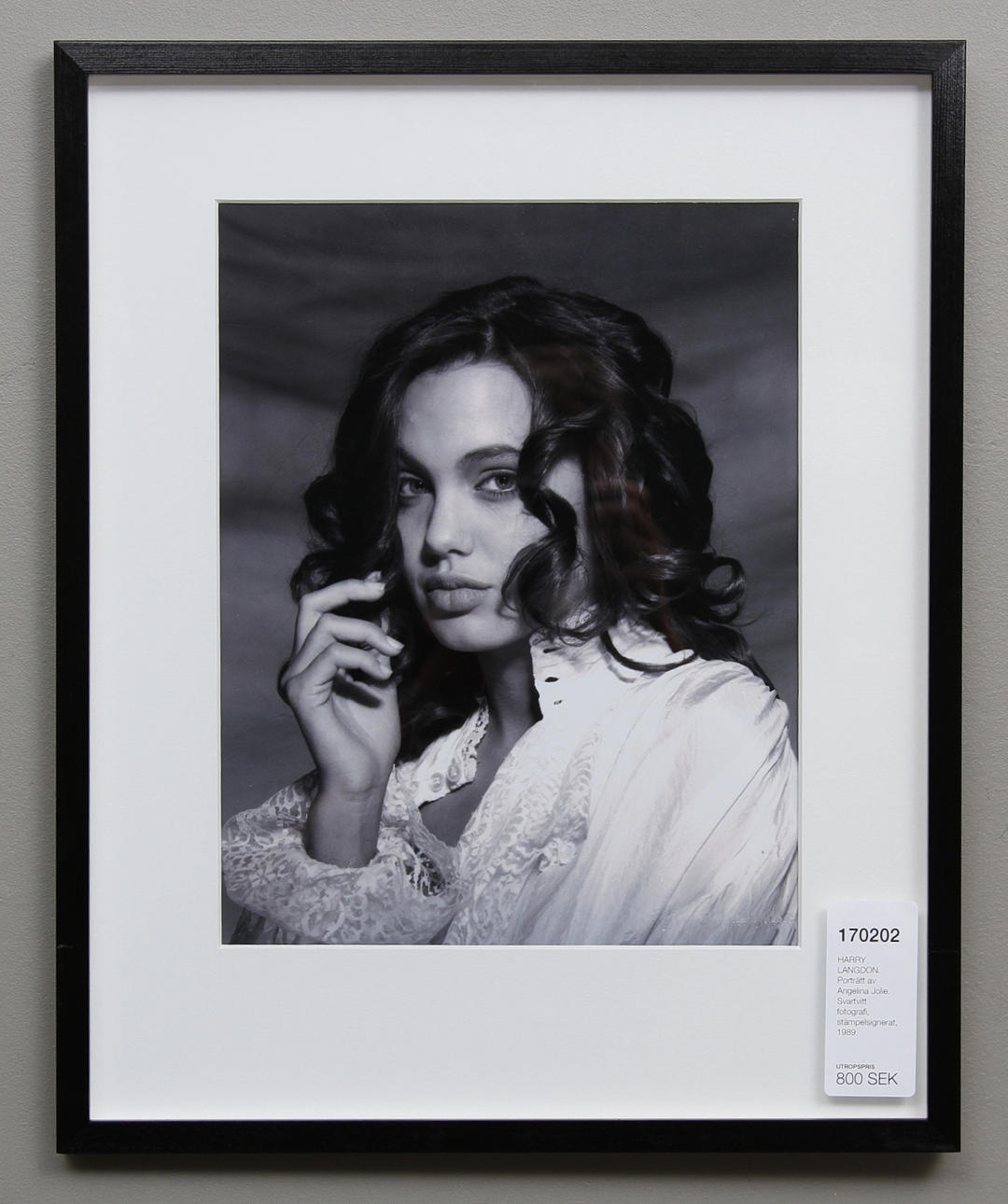 HARRY LANGDON. Porträtt av Angelina Jolie. Svartvitt fotografi, stämpelsignerat, 1989.
