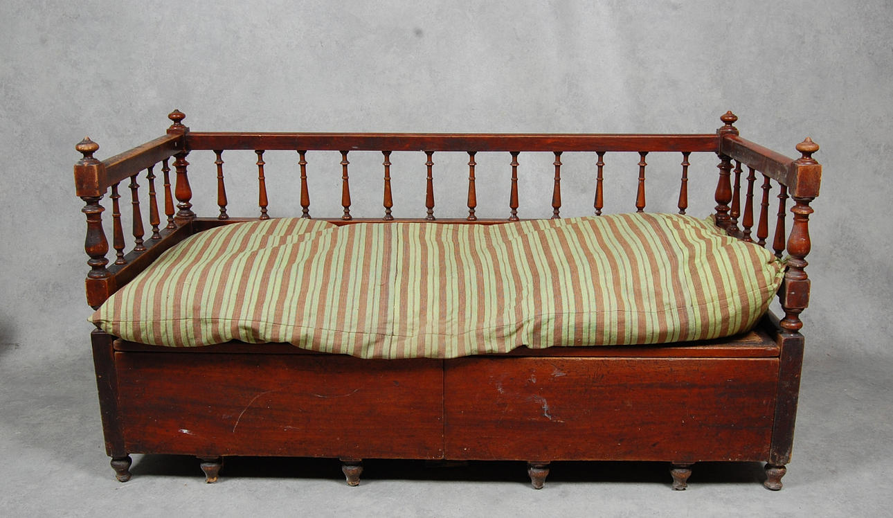 SOFFA, 1800-talets mitt, med dynevar.