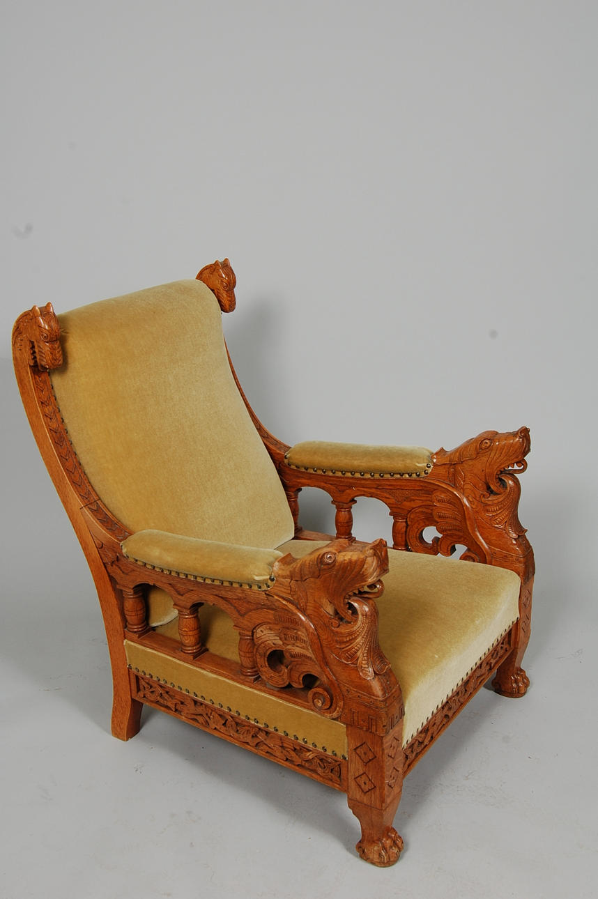 FÅTÖLJ, träskuren, fornnordiskt mönster, 1910-15.