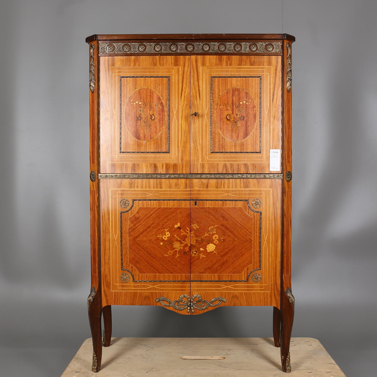 BARSKÅP med intarsiainläggningar, 1940/50-tal.