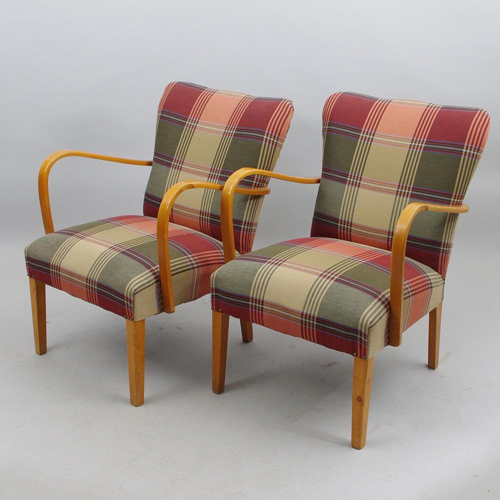 FÅTÖLJER, 1 par, bok med rutig klädsel.