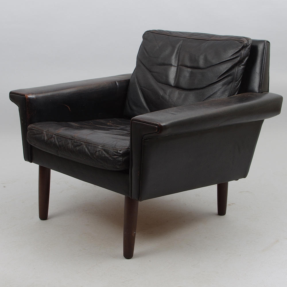 FÅTÖLJ, svart skinn.